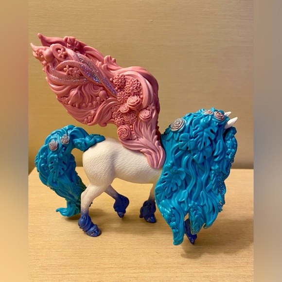 Schleich Bayala, Flower Pegasus Unicorn Toy Figurine with Blossom Mane and Tail - Picture 5 of 6